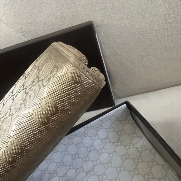 Gucci Metallic Gold Zippy Wallet with Iconic Charm - Picture 6 of 8